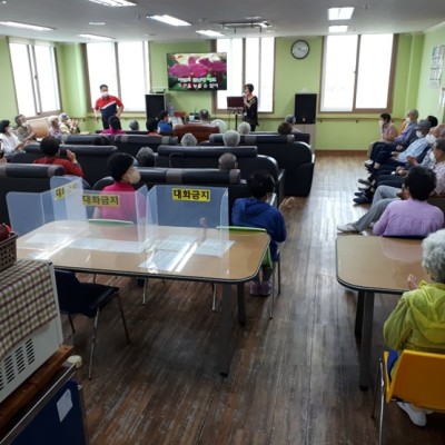 &#034;노래교실 프로그램 진행&#034; - 주야간보호서비스 이미지